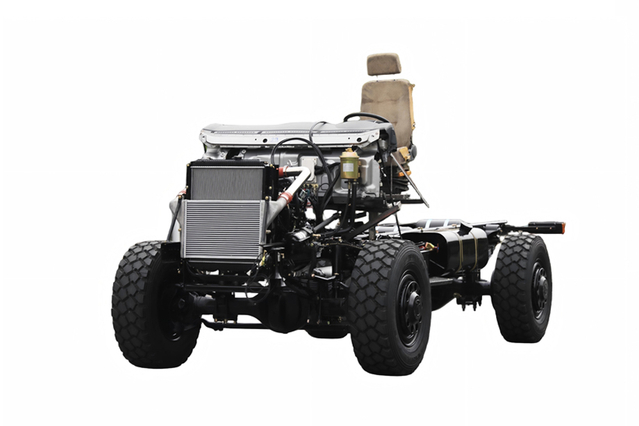 300 tenaga kuda EQ2070 pelat baja otomatis tipe III sasis_4×4DF kendaraan khusus off-road ekspor_kustomisasi pengangkut pasukan penggerak empat roda