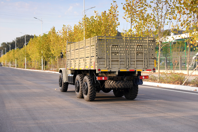 Kotak kargo tinggi kendaraan militer klasik EQ2100E6D_penggerak enam roda 245 runcing 140 kendaraan angkut_190 tenaga kuda 6×6Truk truk khusus off-road