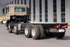Weichai 375/Yuchai 420/Cummins 500 HP 8×4 pabrikan sasis truk pengangkut flatbed_15/20/25/30/35/40/50/60 ton empat poros sayur-sayuran, buah-buahan, sapi, domba dan babi kustomisasi truk_Kutipan platform ekskavator DF empat depan dan delapan belakang