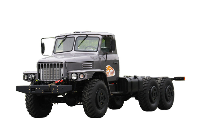 Sasis kendaraan militer off-road kaca ganda pabrik EQ2100E6D_Penggerak enam roda 245 runcing 140 konfigurasi platform truk pengangkut pasukan pengangkut jalan_6×6DFharga kargo khusus kepala panjang klasik 190 tenaga kuda