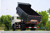 Kutipan pembuangan DF Kutipan ekspor truk sampah 4×2 disesuaikan Cummins/Weichai 210/190/240/260 horsepower_manufacturer Truk khusus off-road 4×4 15/10/20/15 ton produsen dumper_dua gandar ban belakang kembar yang menarik nomor telepon sapi dan domba sayuran dan biji-bijian