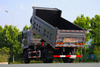 DF Kutipan ekspor dump truck 4×2 disesuaikan Cummins/Weichai 210/190/240/260 sasis tenaga kuda_4×4 truk khusus off-road 10/15/20/15 ton pabrikan dumper_dua gandar ban belakang kembar yang menarik sapi, domba, sayuran, dan biji-bijian