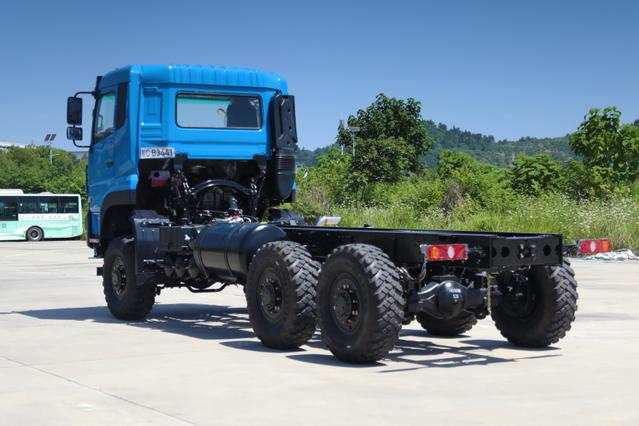 Produsen sasis kargo Yuchai 340 HP 6×6_Harga ekspor dump truck kargo 15/20/25/30/35/40 ton yang disesuaikan_6×4 Cummins/4×4 Weichai DF Nomor telepon penjualan konfigurasi platform dump level II klasik
